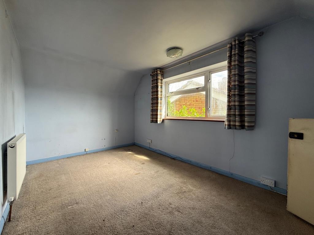 Lot: 100 - DETACHED HOUSE FOR IMPROVEMENT - Bedroom with window to side aspect